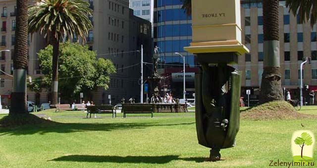 Перевернутый памятник Чарльзу Ла Тробе в Мельбурне, Австралия