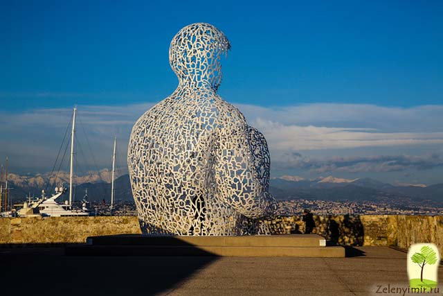 Скульптура странника в Антибе - символ свободы, Франция