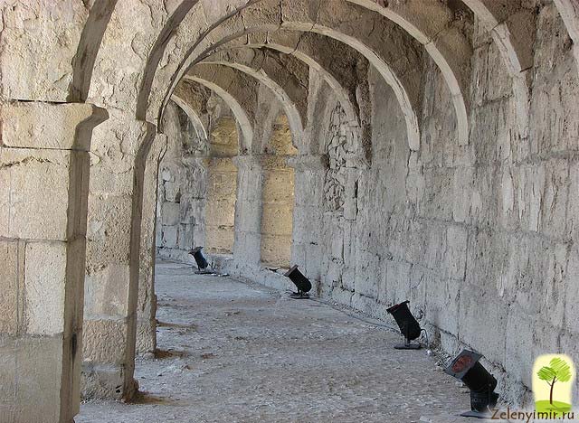 Огромный амфитеатр в древнем городе Аспендос, Турции - 9