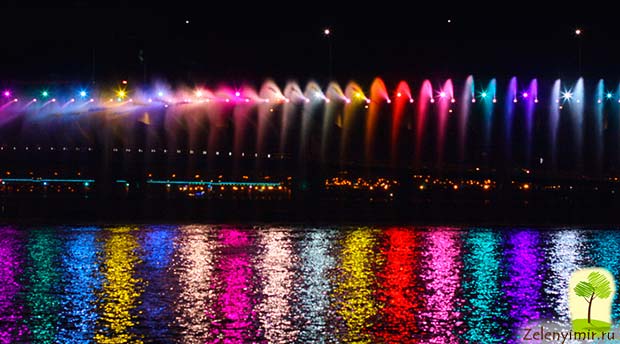 Самый длинный фонтан в мире Лунная радуга на мосту Банпо, Сеул - 4
