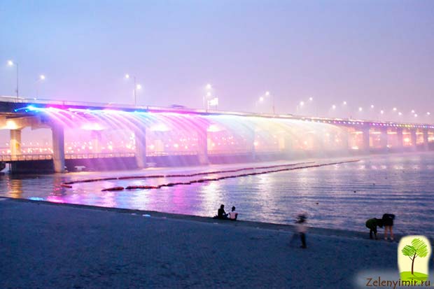 Самый длинный фонтан в мире Лунная радуга на мосту Банпо, Сеул - 6