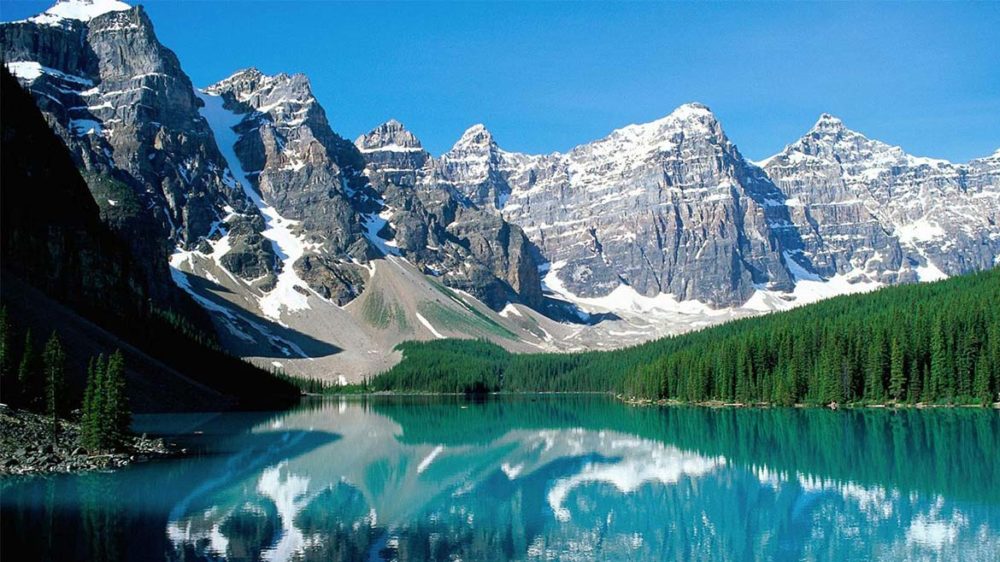 Ледниковое озеро Морейн в национальном парке Банф, Канада