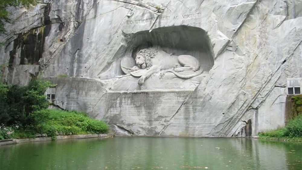 Памятник Умирающий лев