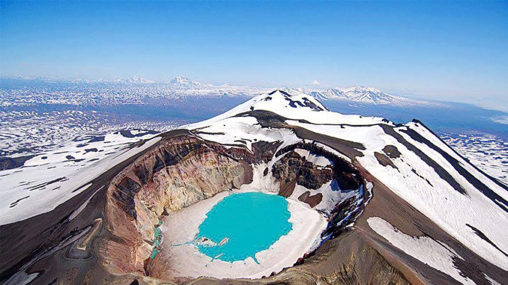 Вулкан Малый Семячик с кислотным озером. Камчатка, Россия