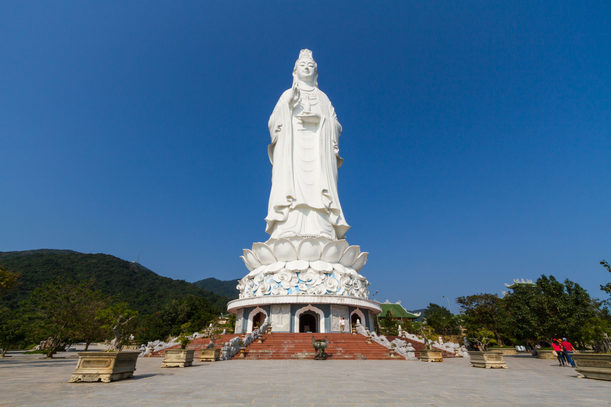 Статуя богини Куан Ам в пагоде Линь Унг