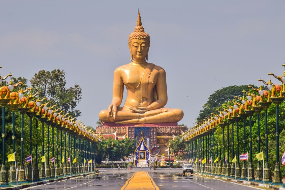 Статуя Будды в Ангтхонге