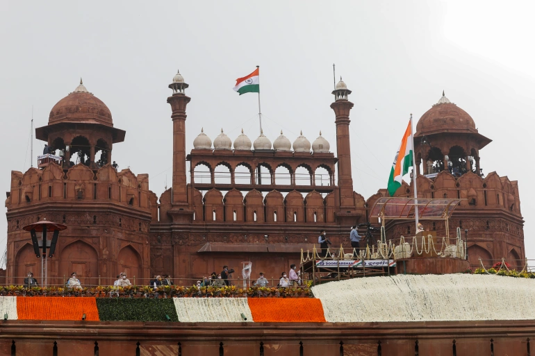 Флаг Индии на фоне храма