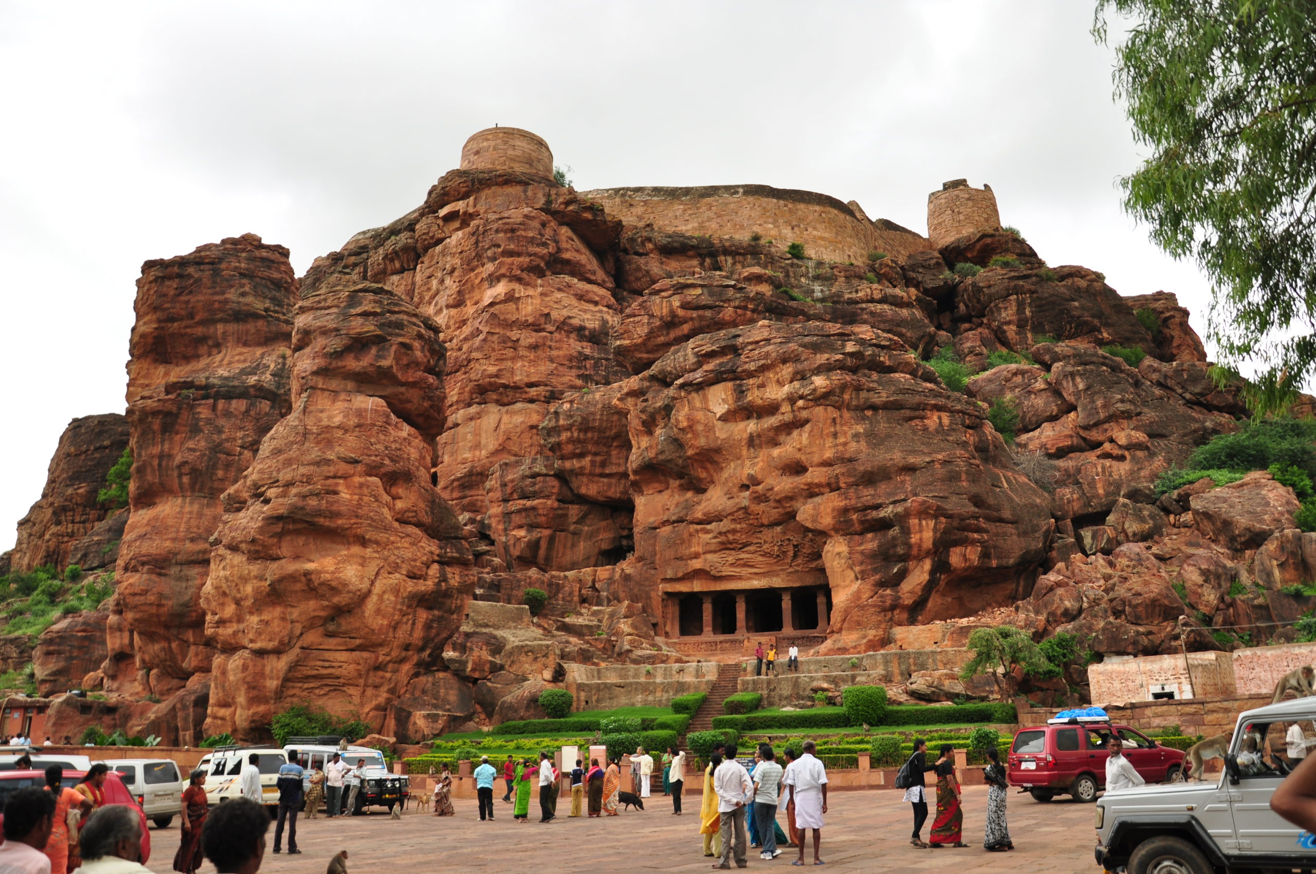 Пещерные храмы Бадами (Карнатака)